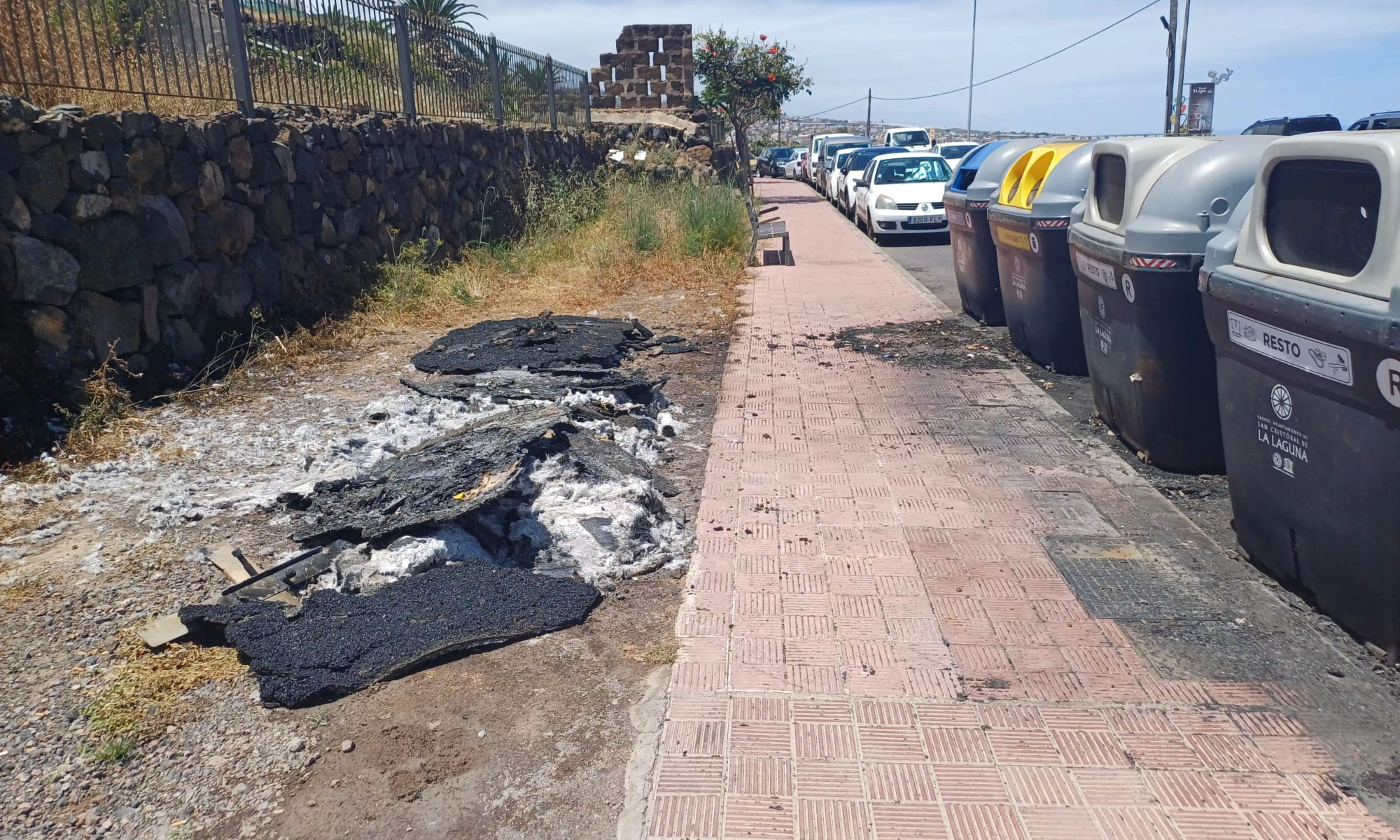 Contenedores quemados en La Laguna. /Cedida