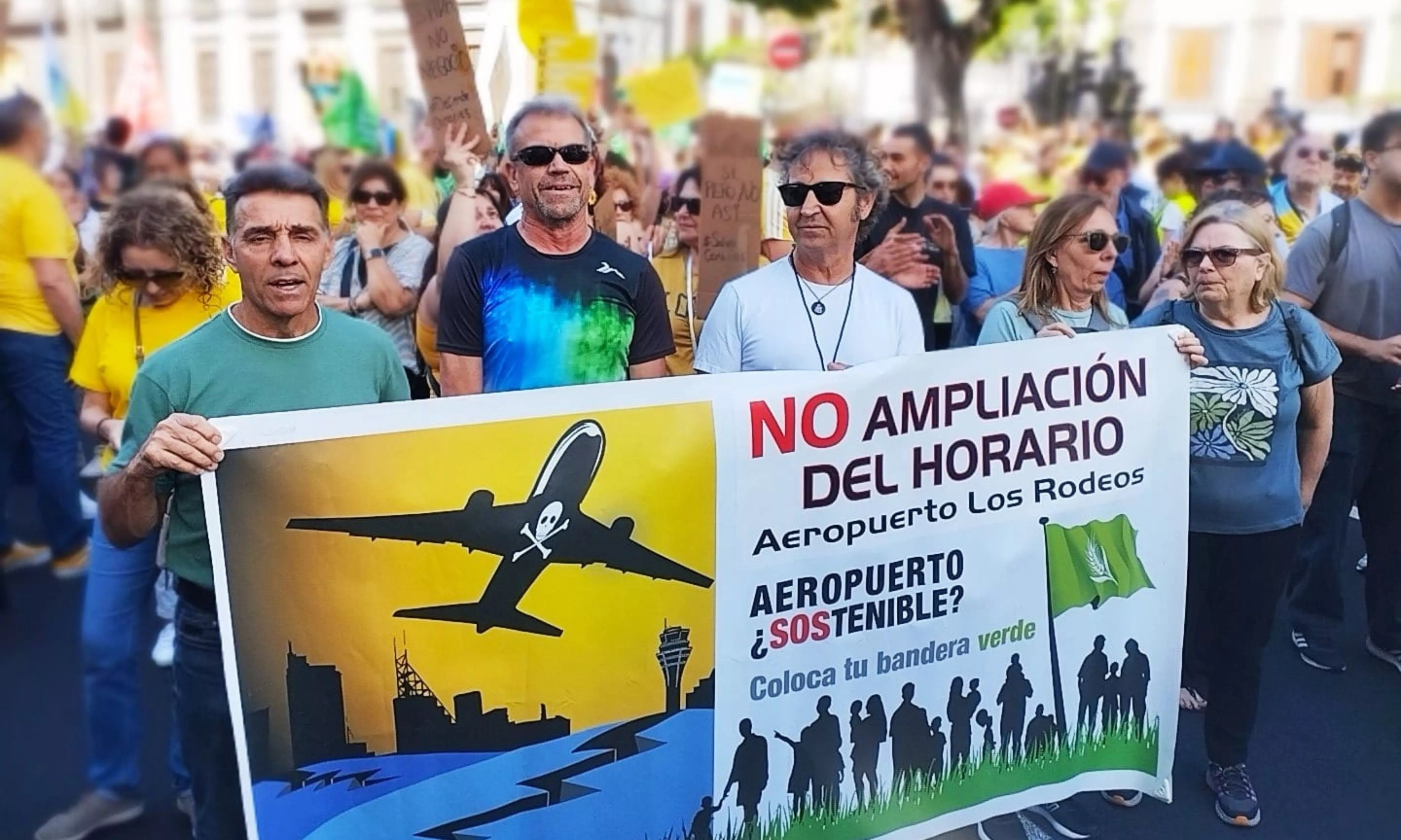 Integrantes de la Coordinadora Vecinal de Afectados por el Aeropuerto Tenerife Norte en la Manifestación del 18M en Tenerife. /Cedida