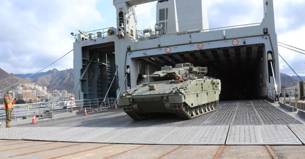 Un carro de combate desembarca del buque 'El Camino Español' en el Puerto de Santa Cruz de Tenerife. / MANDO DE CANARIAS
