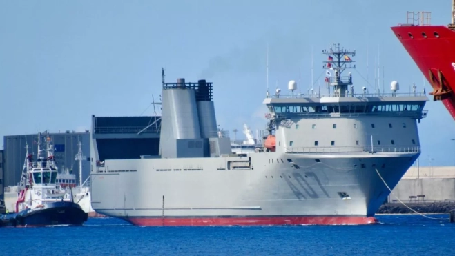 El buque militar 'El Camino Español', a su llegada al Puerto de Las Palmas, tras descargar el material militar en Tenerife. / NICOLÁS AROCHA