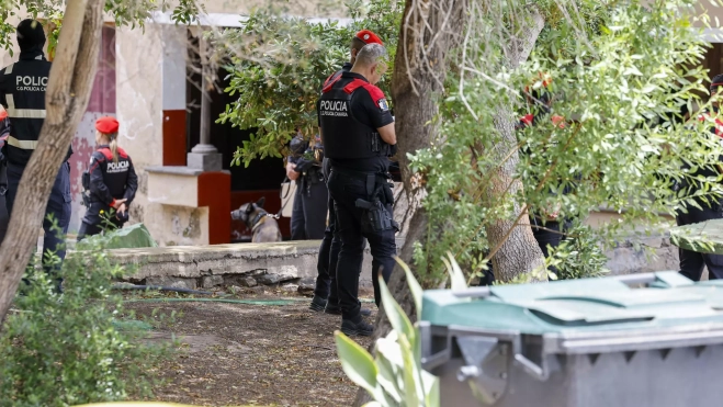 Agentes de la Policía Canaria inspeccionan el jardín del centro de menores. / ELVIRA URQUIJO A.-EFE