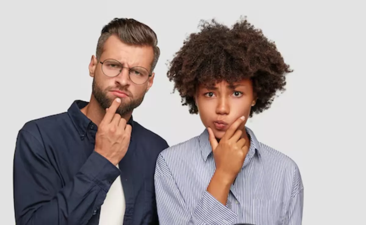 Dos personas pensativas / FREEPIK