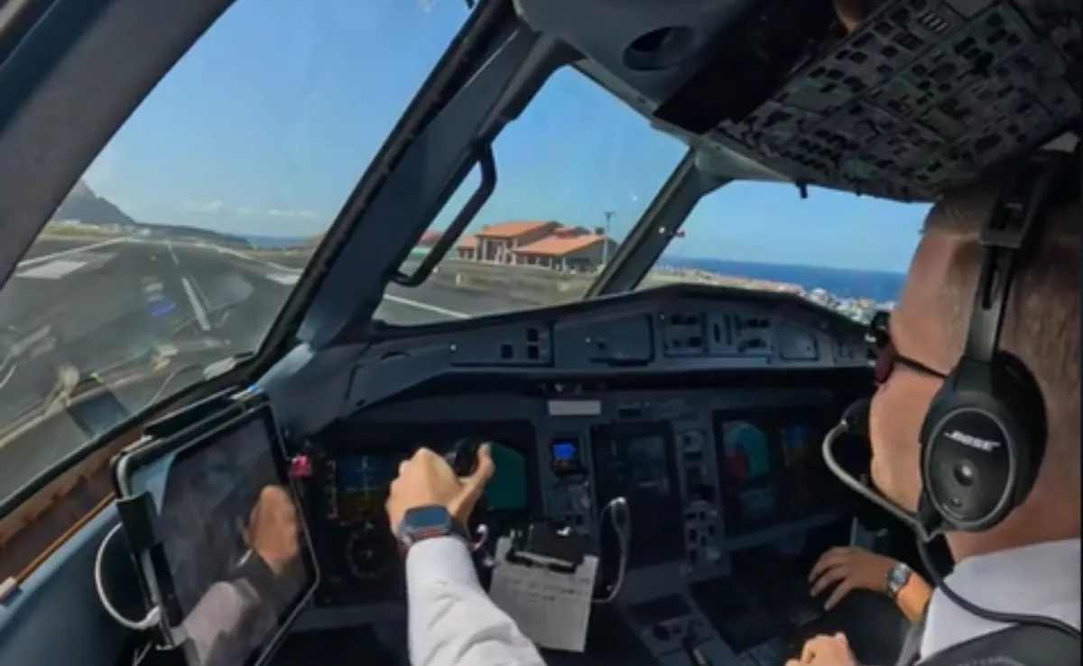 Imagen del momento de aterrizaje en una de las pistas más cortas del mundo / TIKTOK