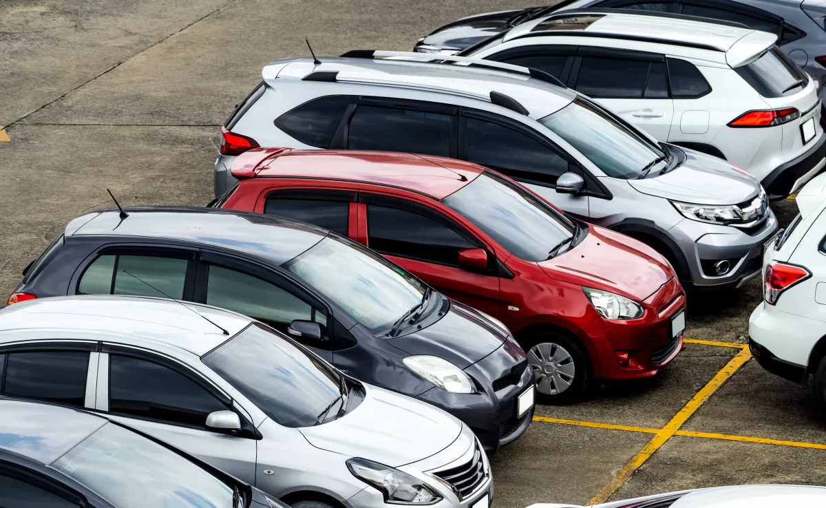 Un grupo de coches aparcados./ PEXELS