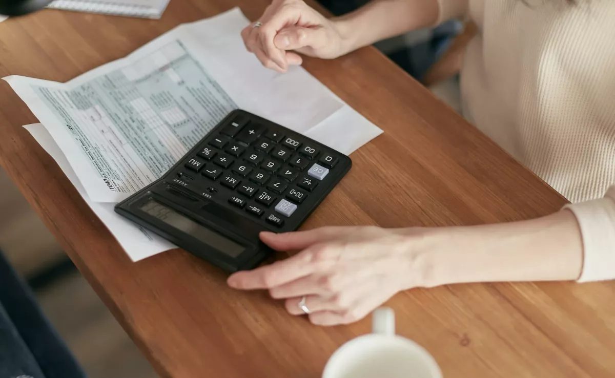 Imagen de una persona analizando los datos de una subvención / PEXELS