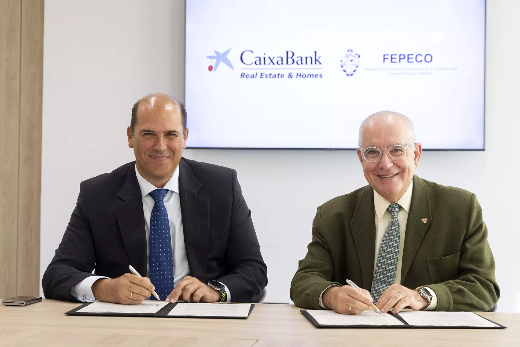 Manuel Afonso, director territorial de CaixaBank en Canarias (izquierda), y Óscar Izquierdo, presidente de Fepeco./ CEDIDA