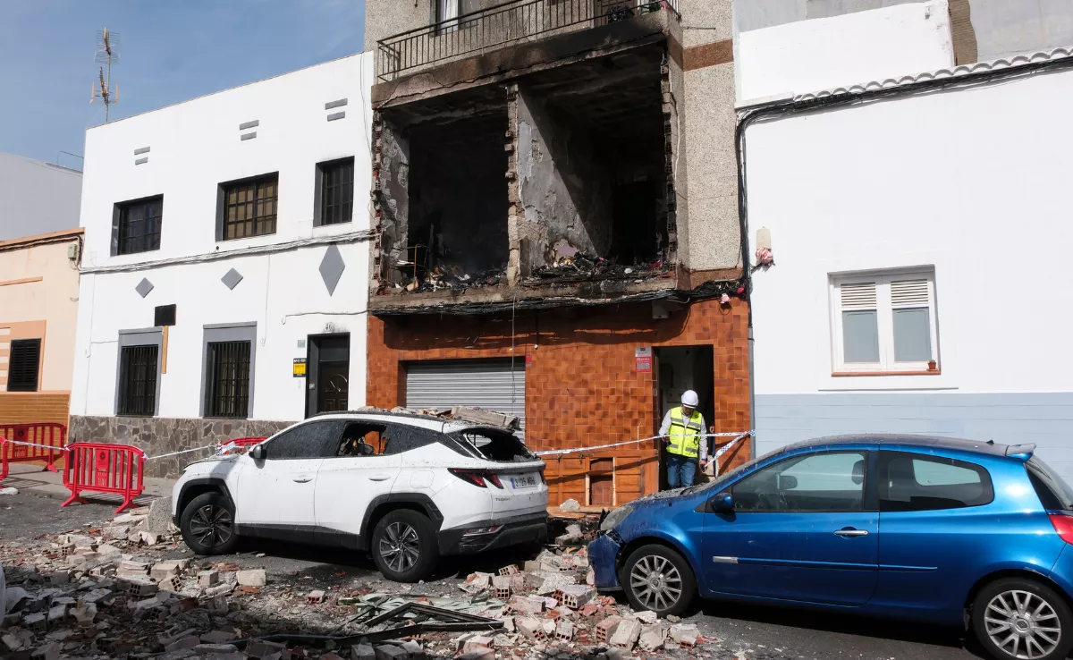 Estado de la zona de La Cuesta tras la explosión en una vivienda que causó la muerte de una anciana / EFE