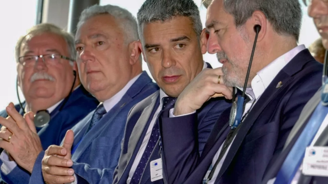 El consejero de Agricultura, Ganadería, Pesca y Soberanía Alimentaria, Narvay Quintero, junto al presidente de Canarias, Fernando Clavijo / EFE