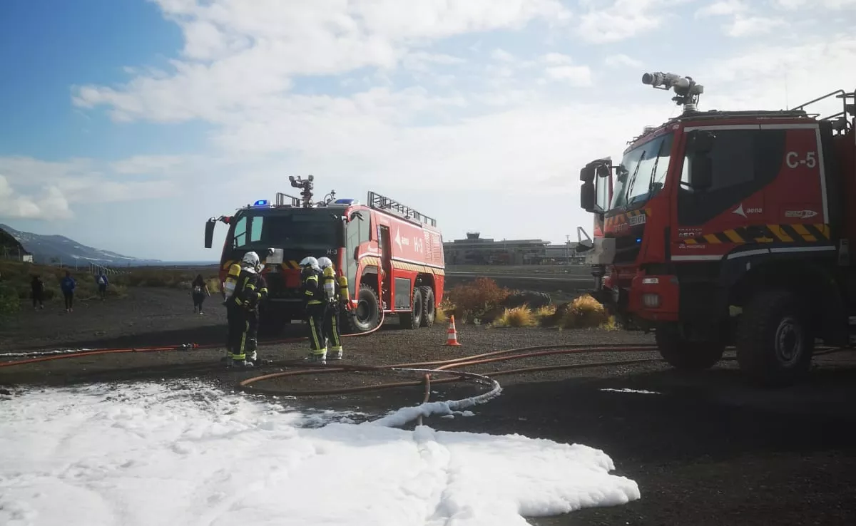 El aeropuerto de La Palma simula un accidente aéreo con tres muertos y 10 heridos graves./ CEDIDA