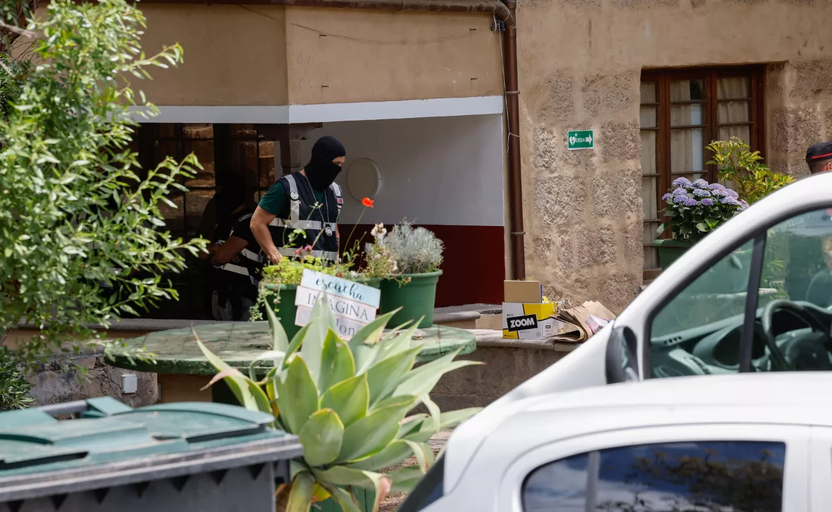Momento del registro al centro La Fortaleza I en Santa Brígida / EFE - ELVIRA URQUIJO A.