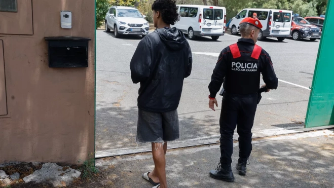 Momento del registro al centro La Fortaleza I en Santa Brígida / EFE - ELVIRA URQUIJO A. (1) Momento del registro al centro La Fortaleza I en Santa Brígida / EFE - ELVIRA URQUIJO A. (1)