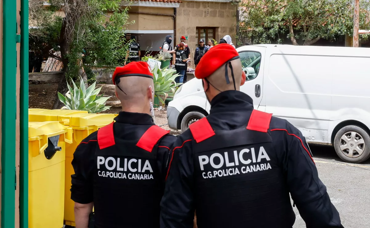 Momento del registro al centro La Fortaleza I en Santa Brígida / EFE - ELVIRA URQUIJO A.