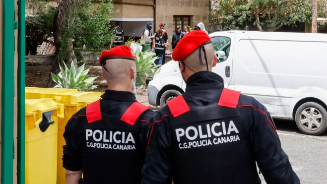 Momento del registro al centro La Fortaleza I en Santa Brígida / EFE - ELVIRA URQUIJO A. Momento del registro al centro La Fortaleza I en Santa Brígida / EFE - ELVIRA URQUIJO A.