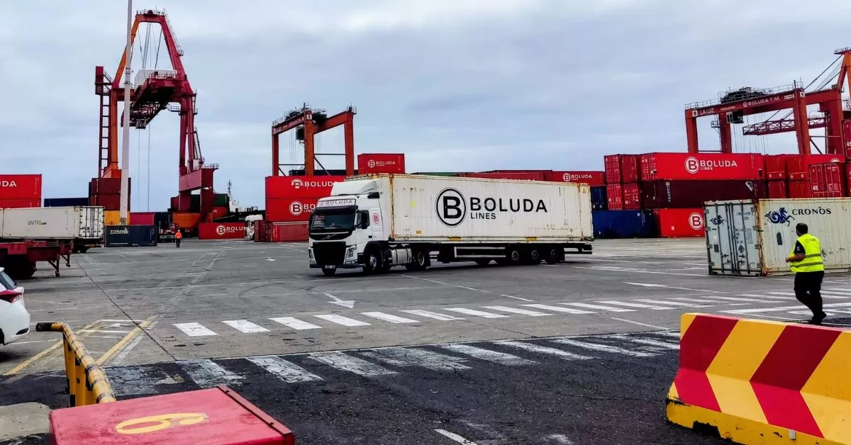 Un camión maniobra en la terminal de Boluda del Puerto de Las Palmas. / AH