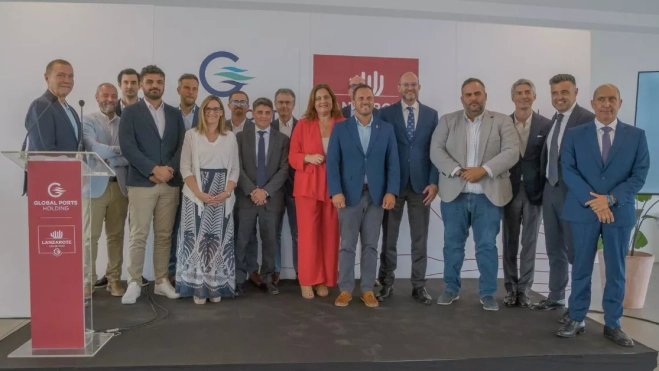 Foto de familia de Global Ports, Autoridad Portuaria e instituciones de Lanzarote. / AH Foto de familia de Global Ports, Autoridad Portuaria e instituciones de Lanzarote. / AH