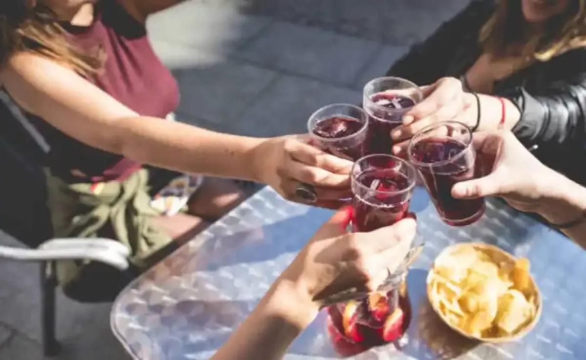 Imagen de personas tomando un vermut / PEXELS 