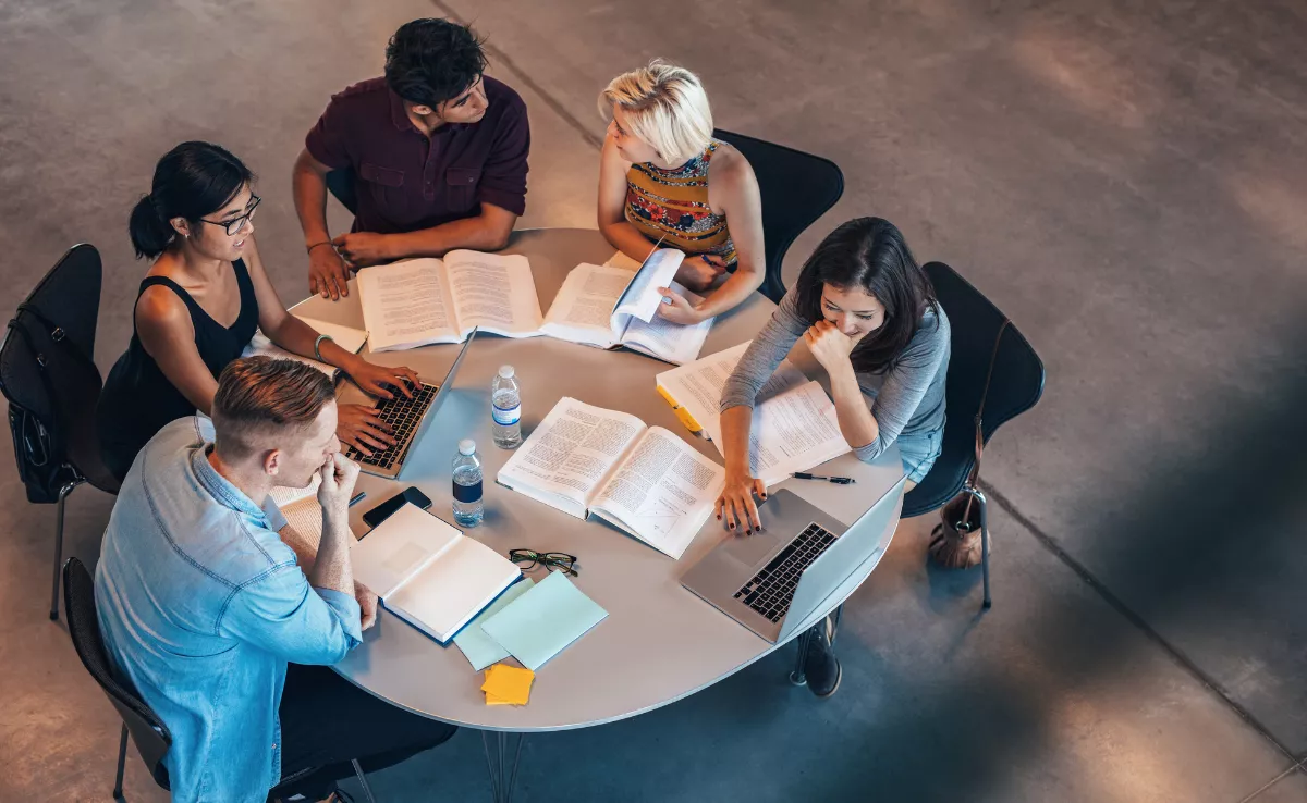 Imagen de un grupo de estudiantes en prácticas / PEXELS