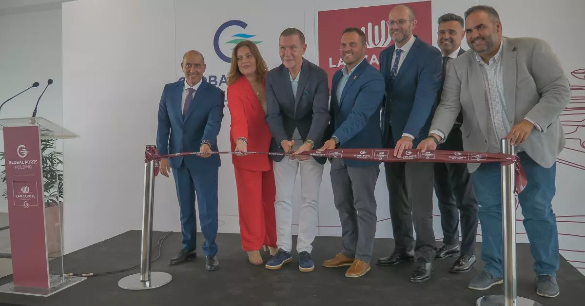 El CEO de Global Ports, Mehmet Kutman, corta la cinta para inaugurar las dos terminales de cruceros de Lanzarote. / AH