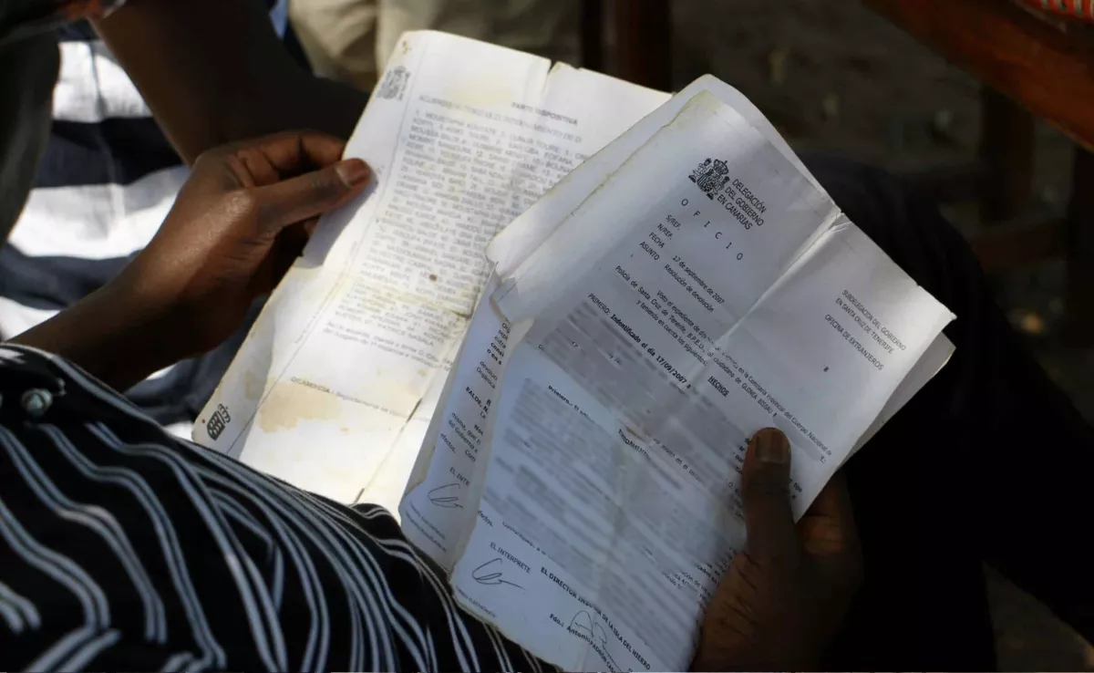 Ley de extranjería, una persona espera para realizar un trámite|CÁRITAS