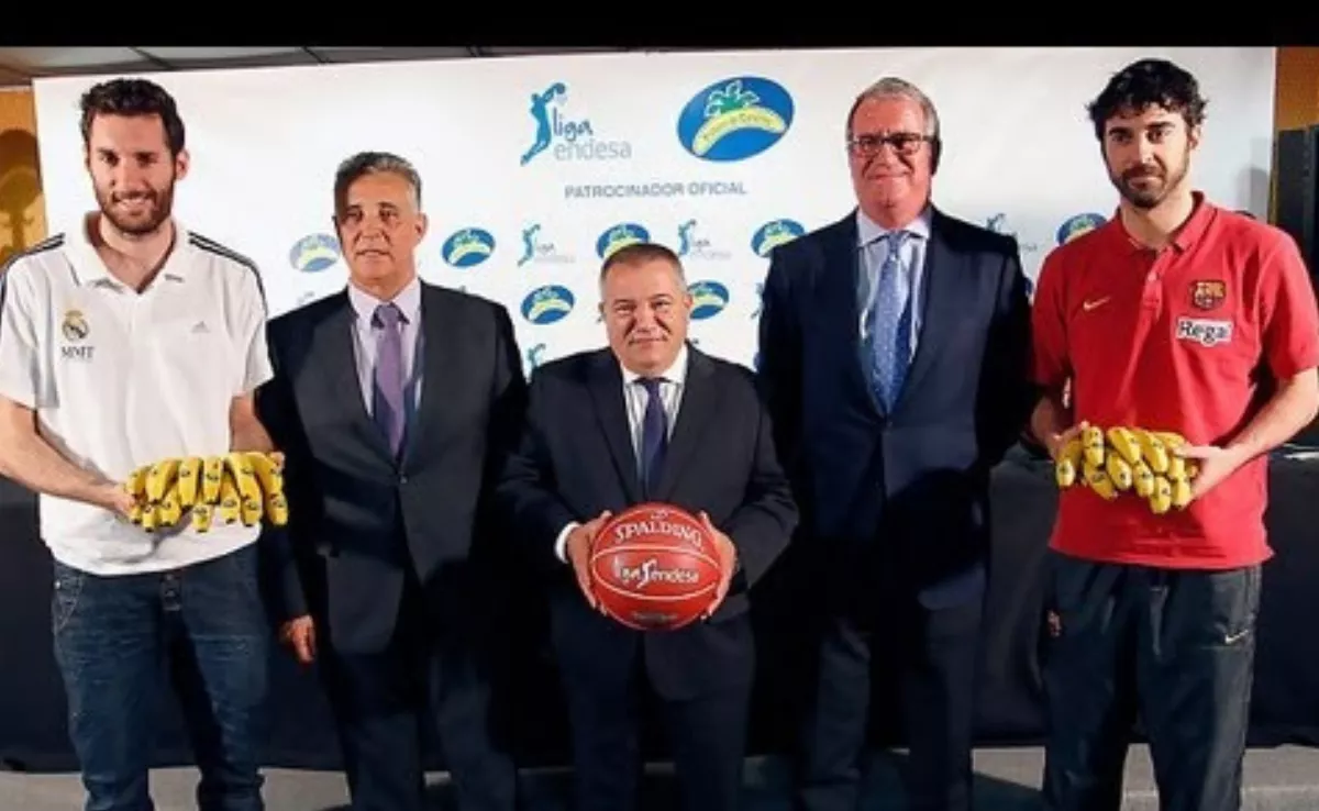 Imagen del día que se anunció que Plátano de Canarias patrocinaría la Liga ACB. En el centro, con un balón de baloncesto en las manos, Santiago Rodríguez Pérez./ ARCHIVO