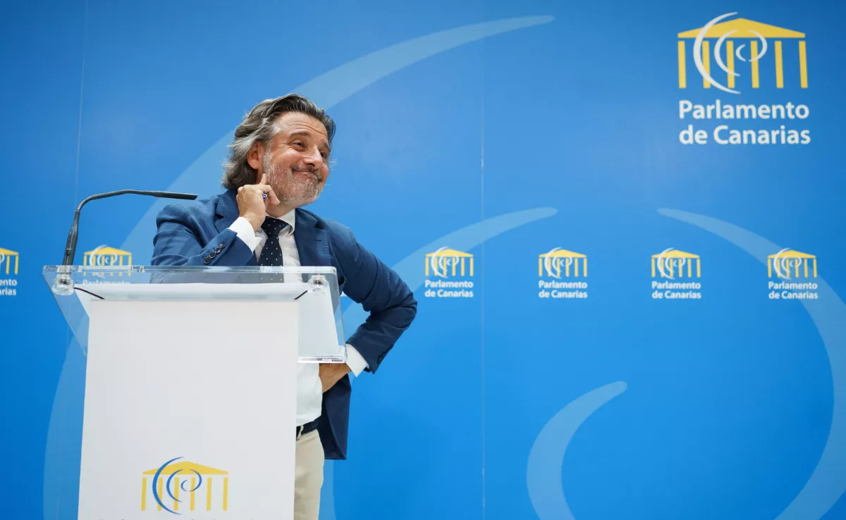 Gustavo Matos da explicaciones en el Parlamento de Canarias / EFE - RAMÓN DE LA ROCHA