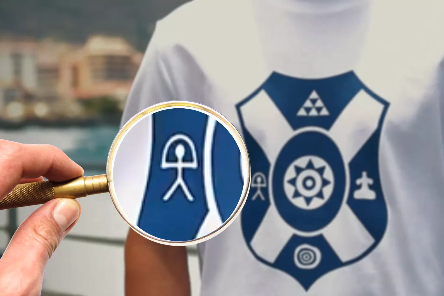 Camiseta conmemorativa del CD Tenerife por el Día de Canarias con el símbolo del Indalo, un icono de Almería./ MONTAJE AH