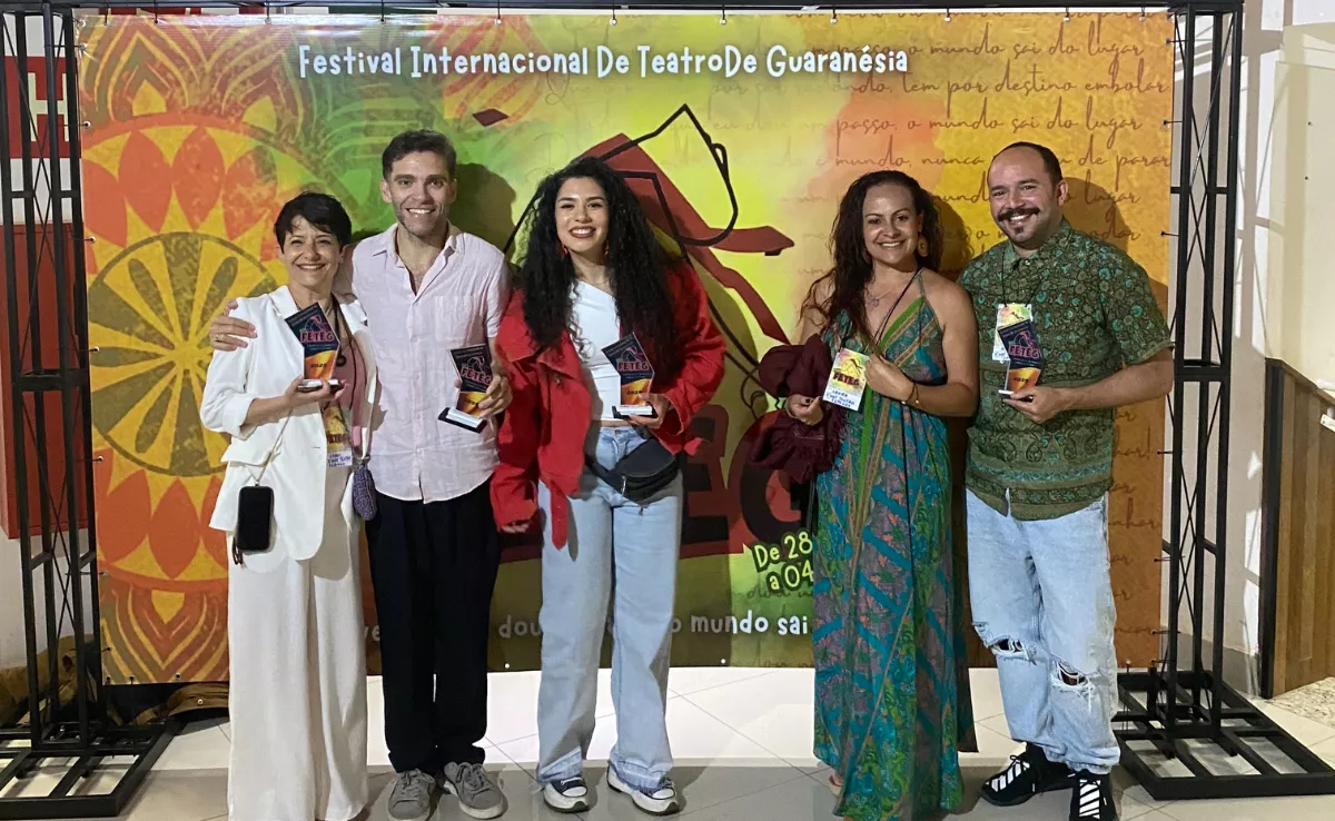 Foto de familia de la compañía D'hoy Teatro / AH