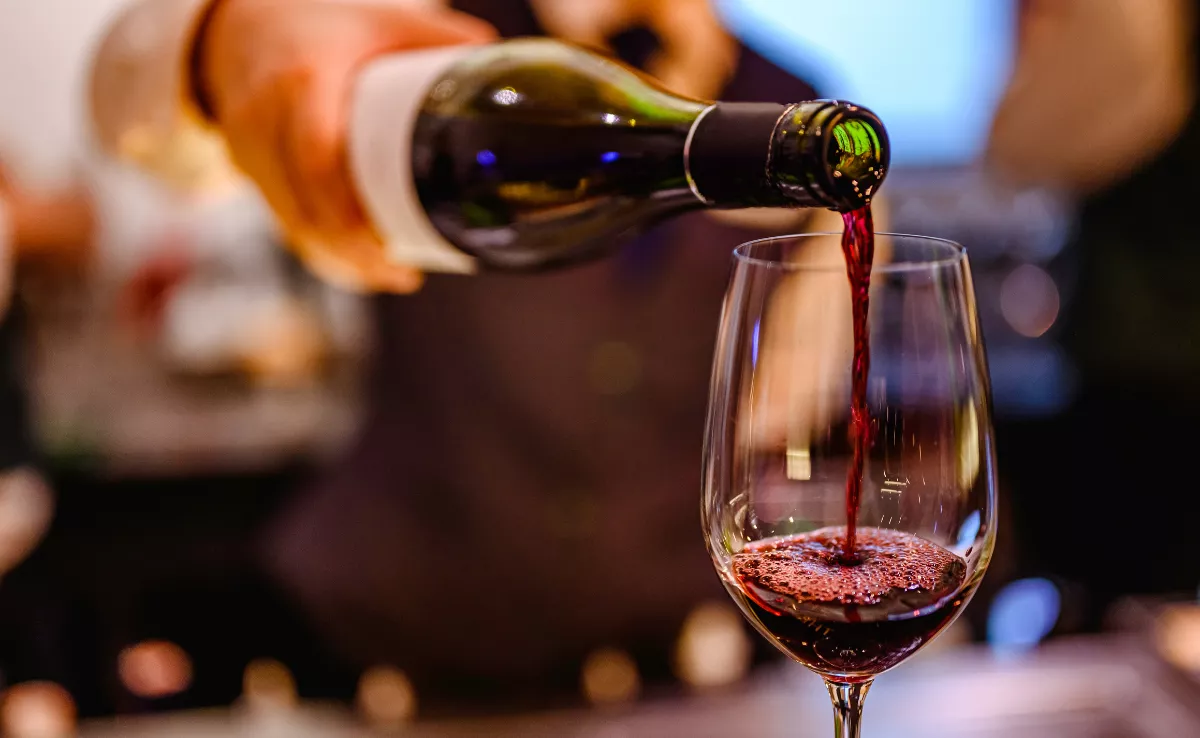 Imagen de una persona sirviendo una copa de vino, sector para el que se han anunciado aranceles que afectarán a Canarias / PEXELS