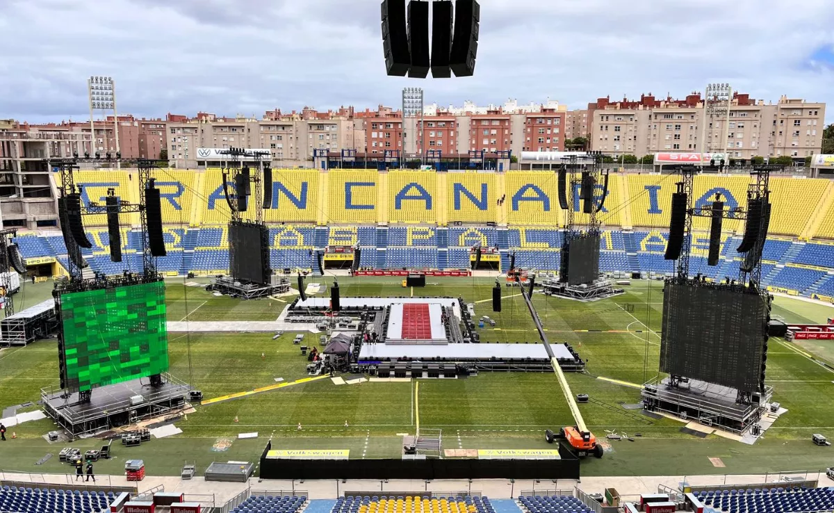 Imagen del montaje del escenario para el concierto de Quevedo en Gran Canaria / AH