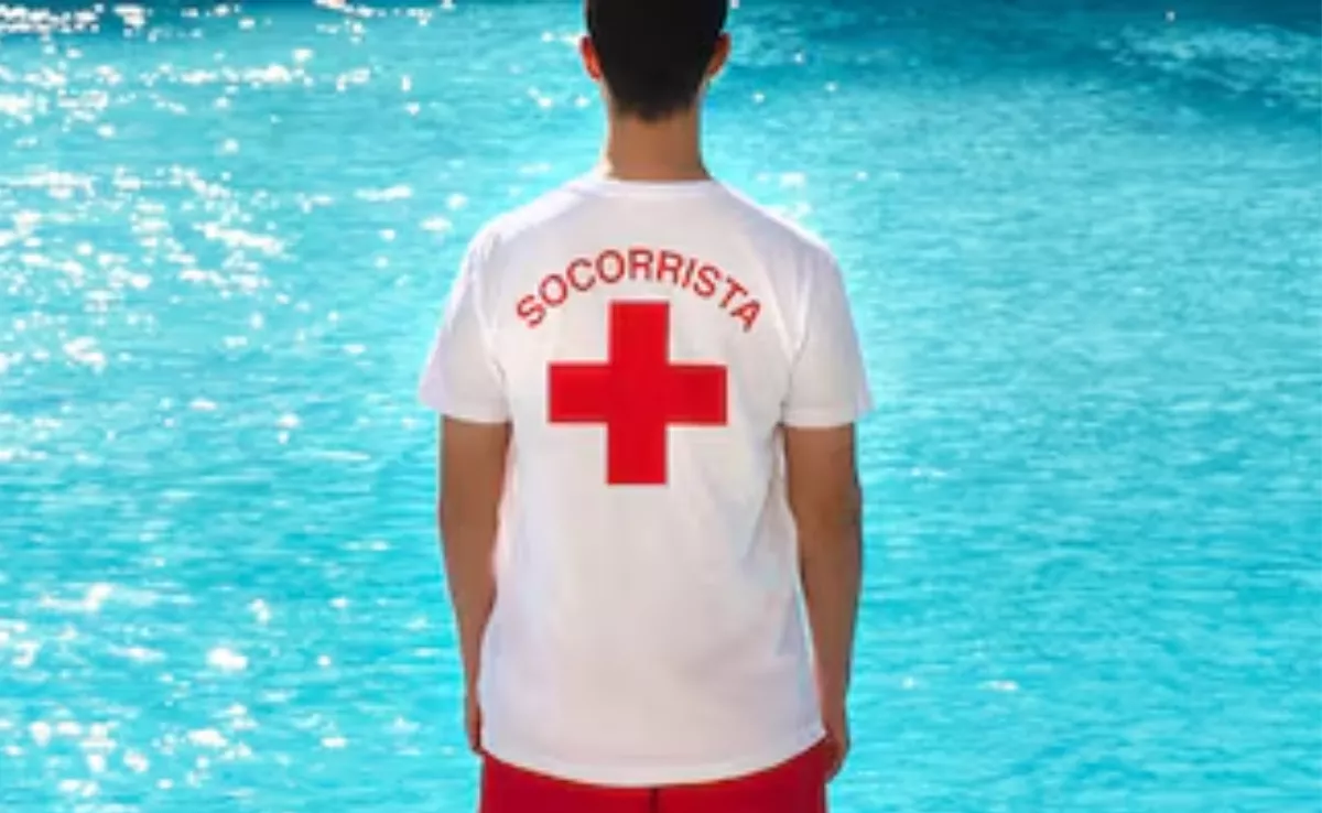 Imagen de un socorrista en una piscina  PEXELS