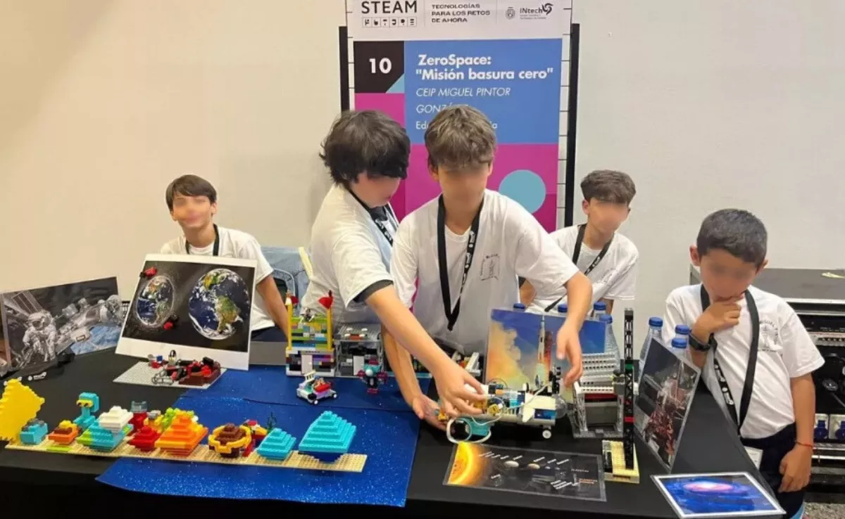 Alumnos de un centro de primaria muestran su proyecto para limpiar el cielo de basura espacial. /AH