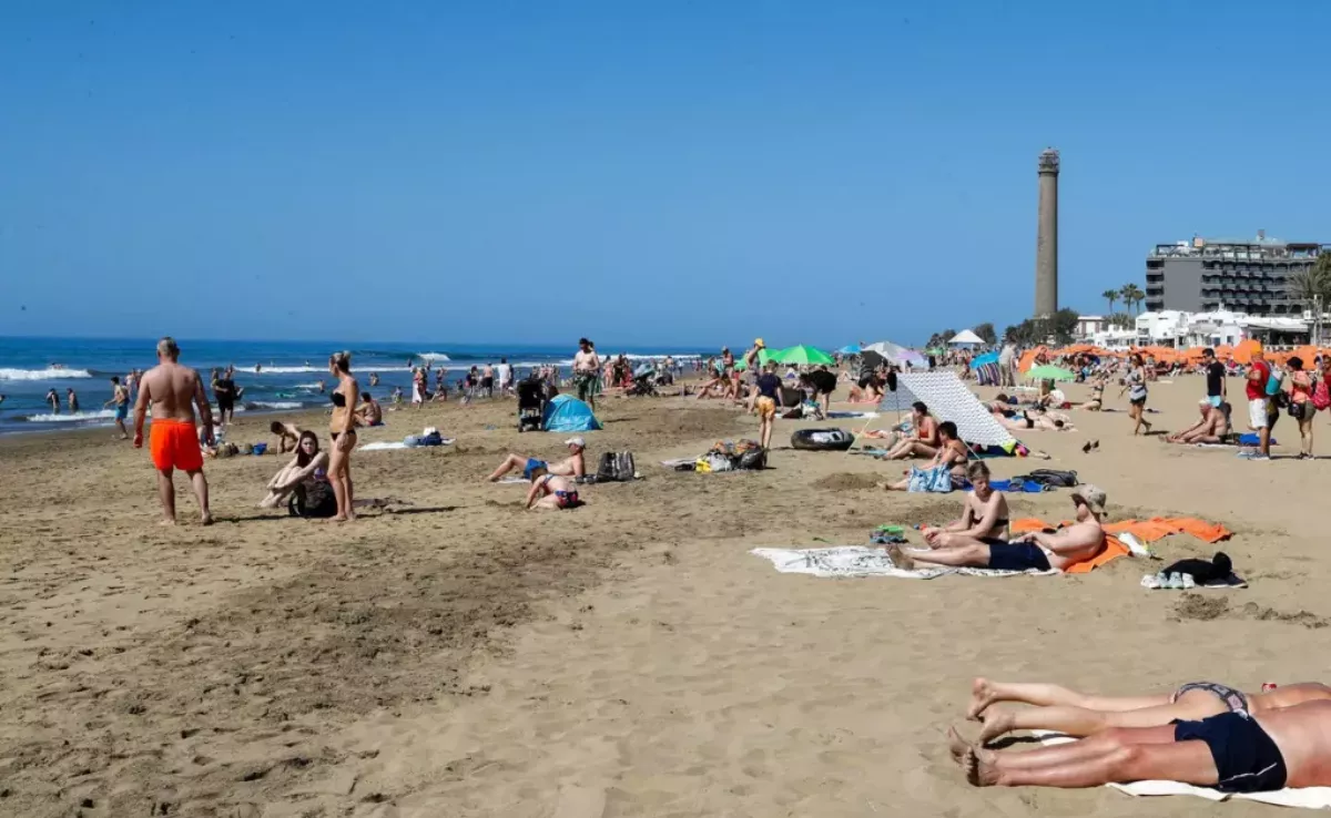Imagen de personas en la playa durante una ola de calor / EFE