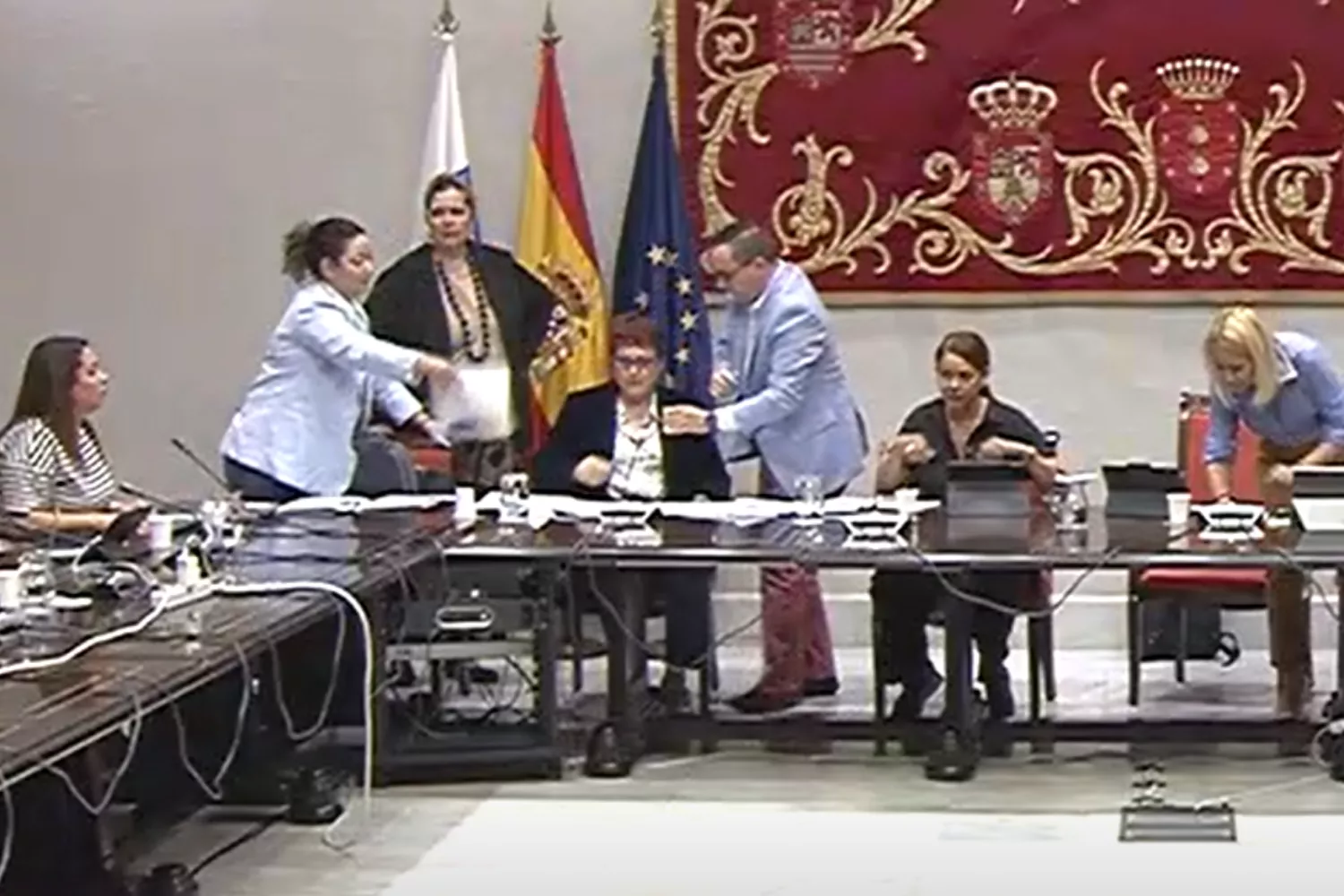 Momento en el que la consejera Candelaria Delgado ha sufrido un desvanecimiento en el Parlamento de Canarias./ PARCAN