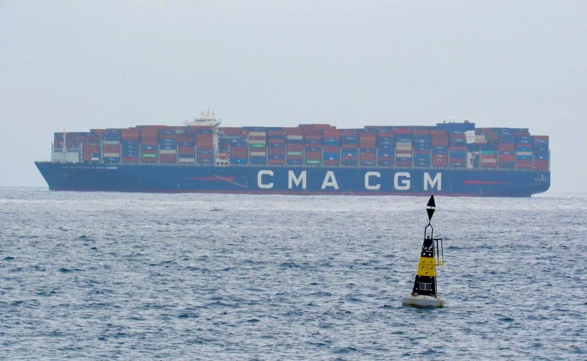 El portacontenedores 'Antoine de Saint-Exupéry', de la naviera CMA CGM, en la bahía de Las Palmas de Gran Canaria. / NICOLÁS AROCHA