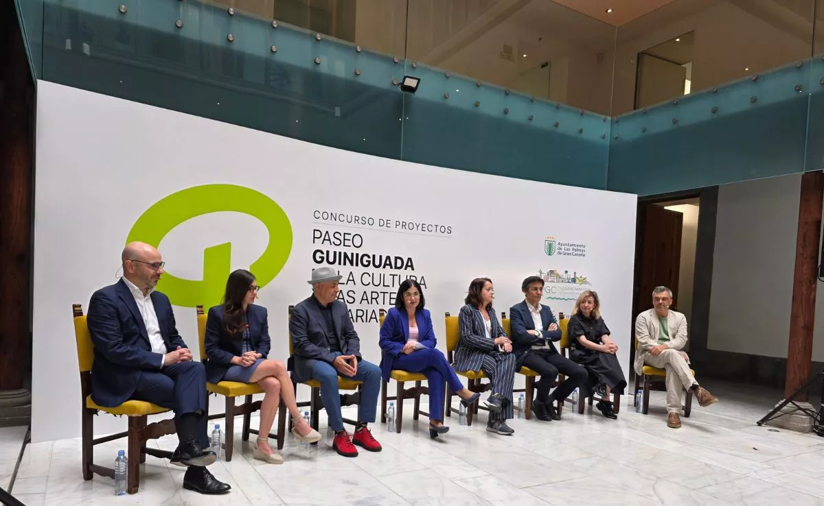 La alcaldesa Carolina Darias conversa con los expertos que decidirán cuál será el proyecto ganador del nuevo Barranco de Guiniguada. / ATLÁNTICO HOY - ALBERTO LEY