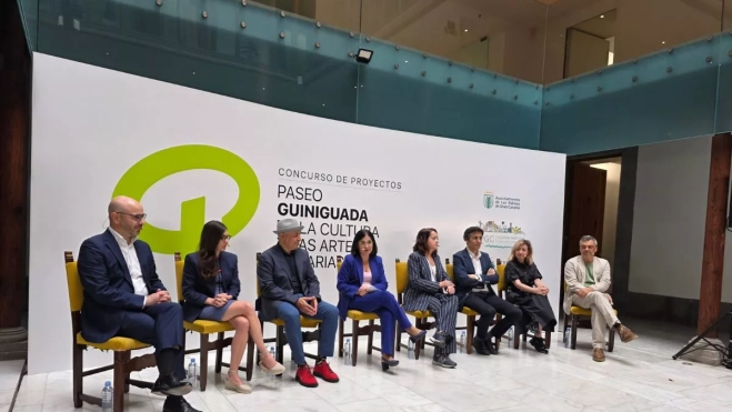 La alcaldesa Carolina Darias conversa con los expertos que decidirán cuál será el proyecto ganador del nuevo Barranco de Guiniguada. / ATLÁNTICO HOY - ALBERTO LEY