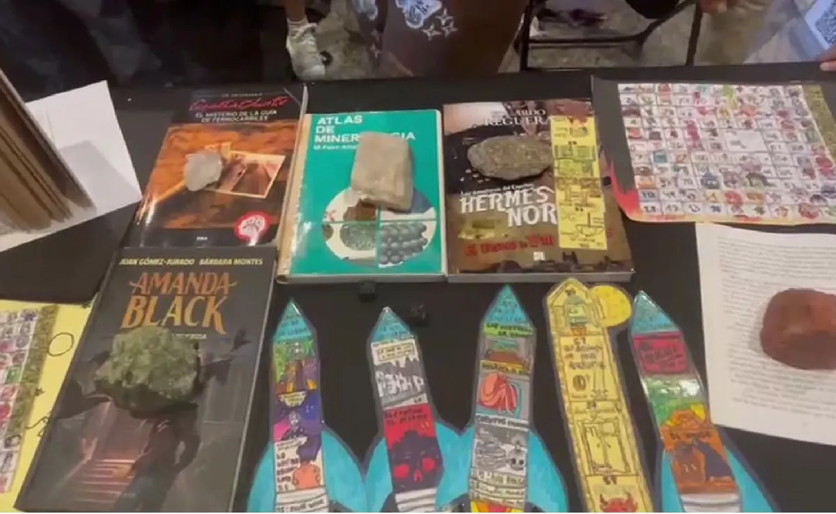 Libros, minerales y marcapáginas en el stand de los alumnos del IES Teobaldo Power. /AH