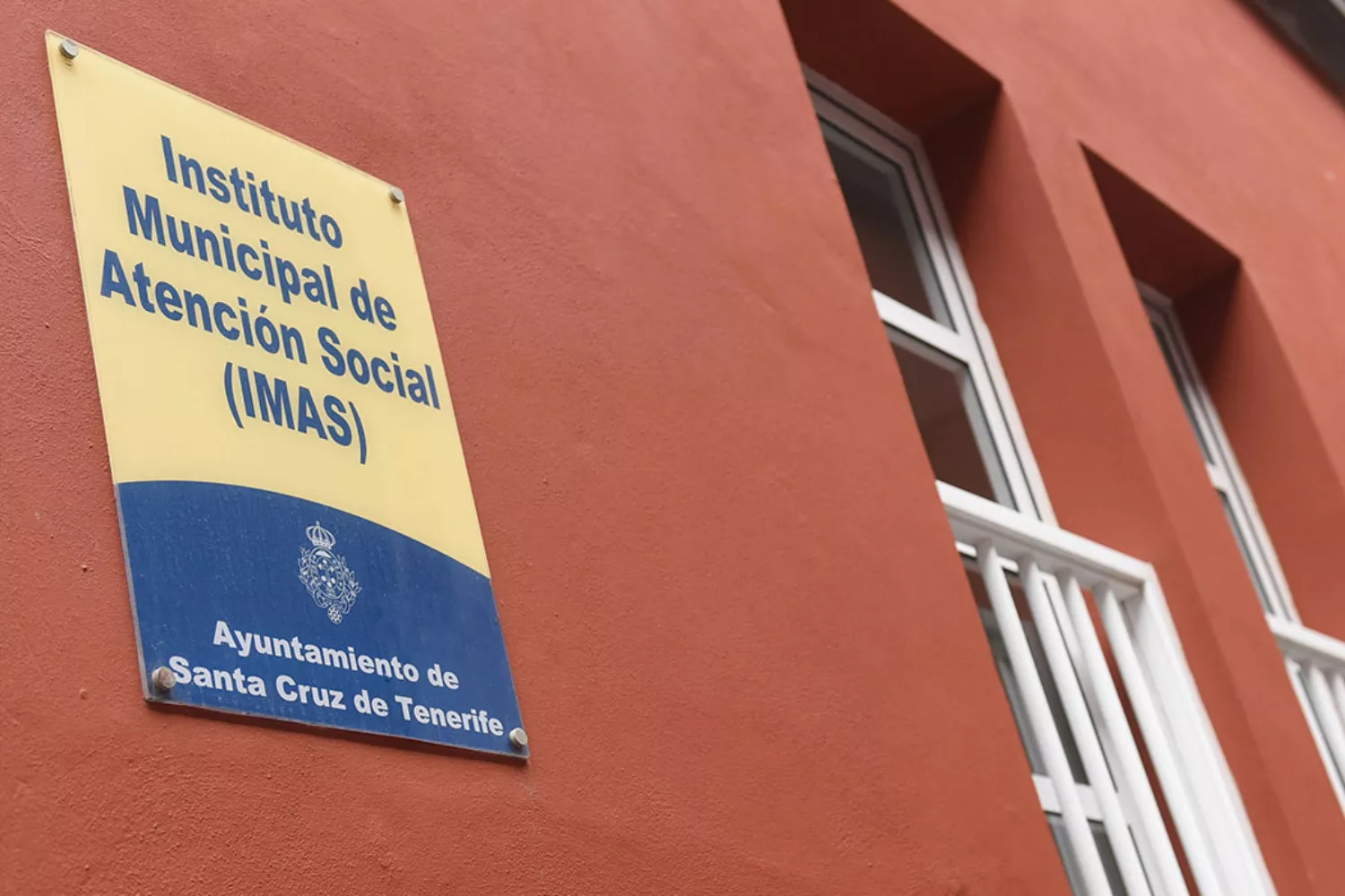 Cartel en un edificio del Instituto Municipal de Acción Social (IMAS)./ ARCHIVO