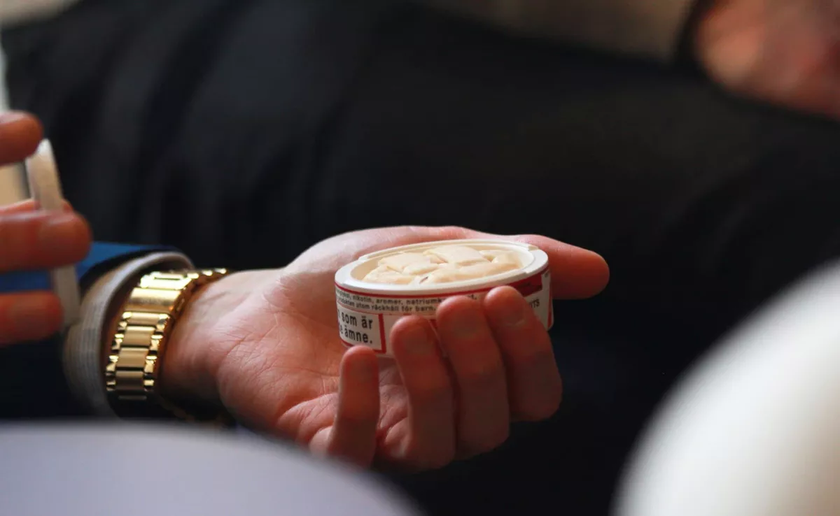 Samuel Lundel, presidente de la Asociación Sueca de Consumidores de Snus, sostiene una lata de bolsitas de nicotina en Estocolmo, Suecia./ ÁLVARO OLIVER-AH