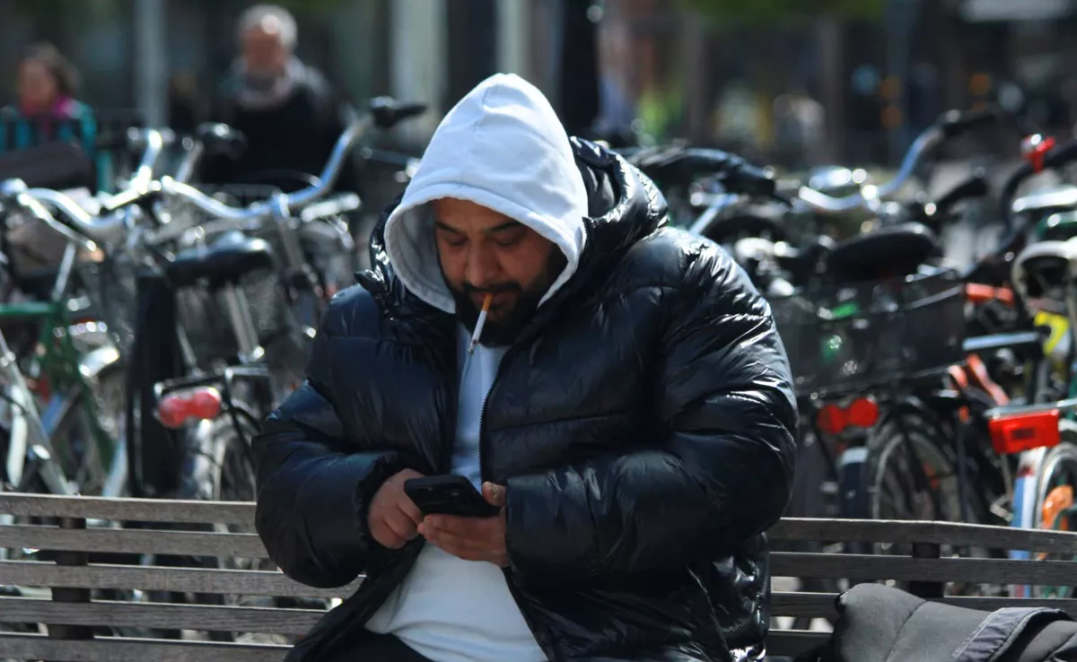 Un hombre fuma un cigarro en el exterior de la estación de trenes de Estocolmo (Suecia), una acción rara de ver en la capital sueca./ ÁLVARO OLIVER-AH Un hombre fuma un cigarro en el exterior de la estación de trenes de Estocolmo (Suecia), una acción rara de ver en la capital sueca./ ÁLVARO OLIVER-AH