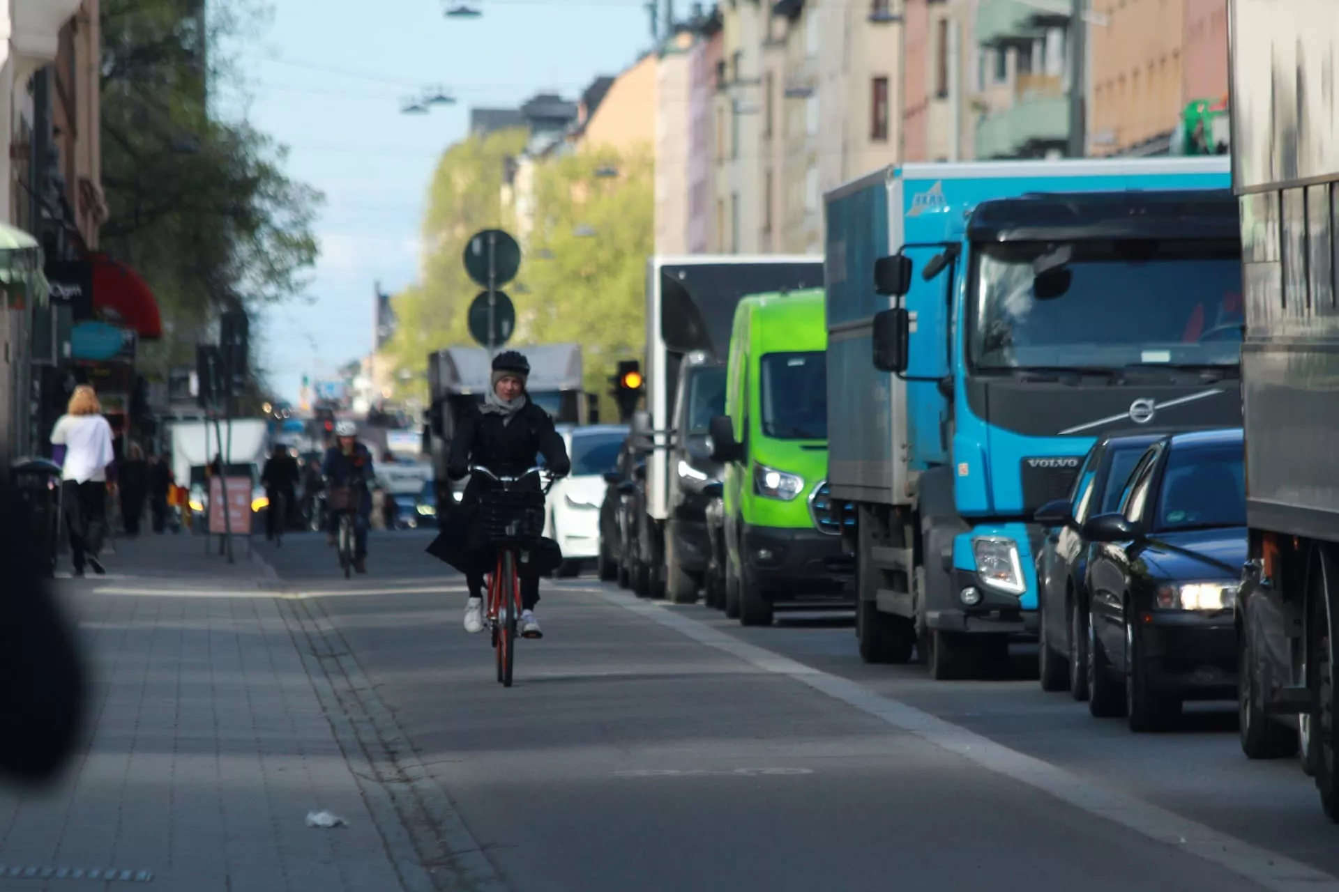 Una ciclista en el centro de Estocolmo, Suecia./ ÁLVARO OLIVER-AH Una ciclista en el centro de Estocolmo, Suecia./ ÁLVARO OLIVER-AH
