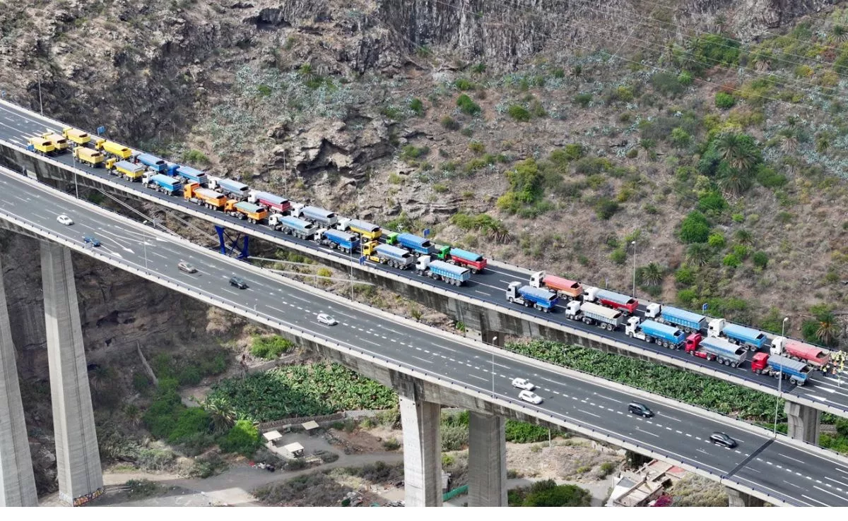 Los 30 camiones en el viaducto del Guiniguada, durante la prueba de carga para garantizar la seguridad. / AH