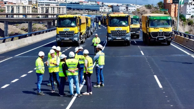 Los técnicos del Cabildo y de la empresa constructora supervisan la prueba de resistencia realizada en el viaducto. / AH