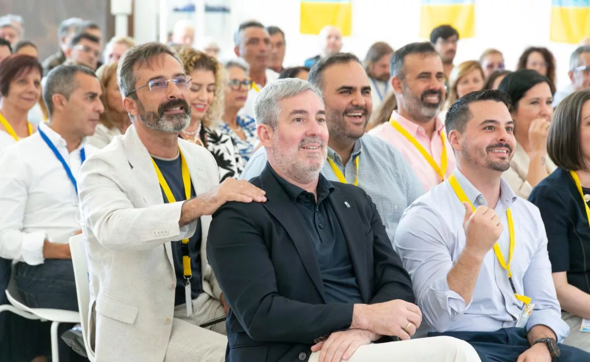Pedro San Ginés apoya la mano en el hombro de Clavijo durante el congreso celebrado en Lanzarote. / EFE