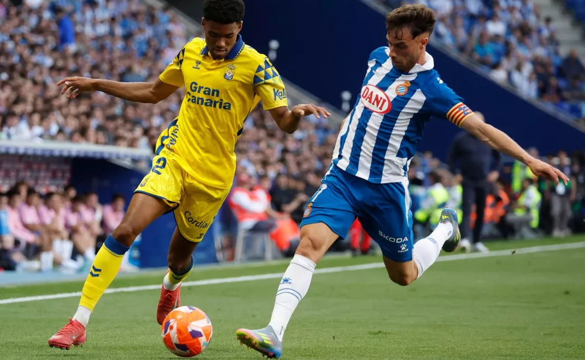El defensa de Las Palmas Marvin Park pelea un balón ante Javi Puado, del Espanyol, que ganó dos a cero y logra la permanencia. / EFE