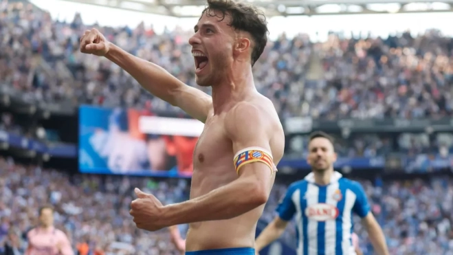 El delantero del Espanyol Javi Puado celebra tras marcar ante la UD Las Palmas. / EFE