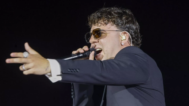 Quevedo, durante su concierto en el Estadio de Gran Canaria. / ELVIRA URQUIJO A.-EFE