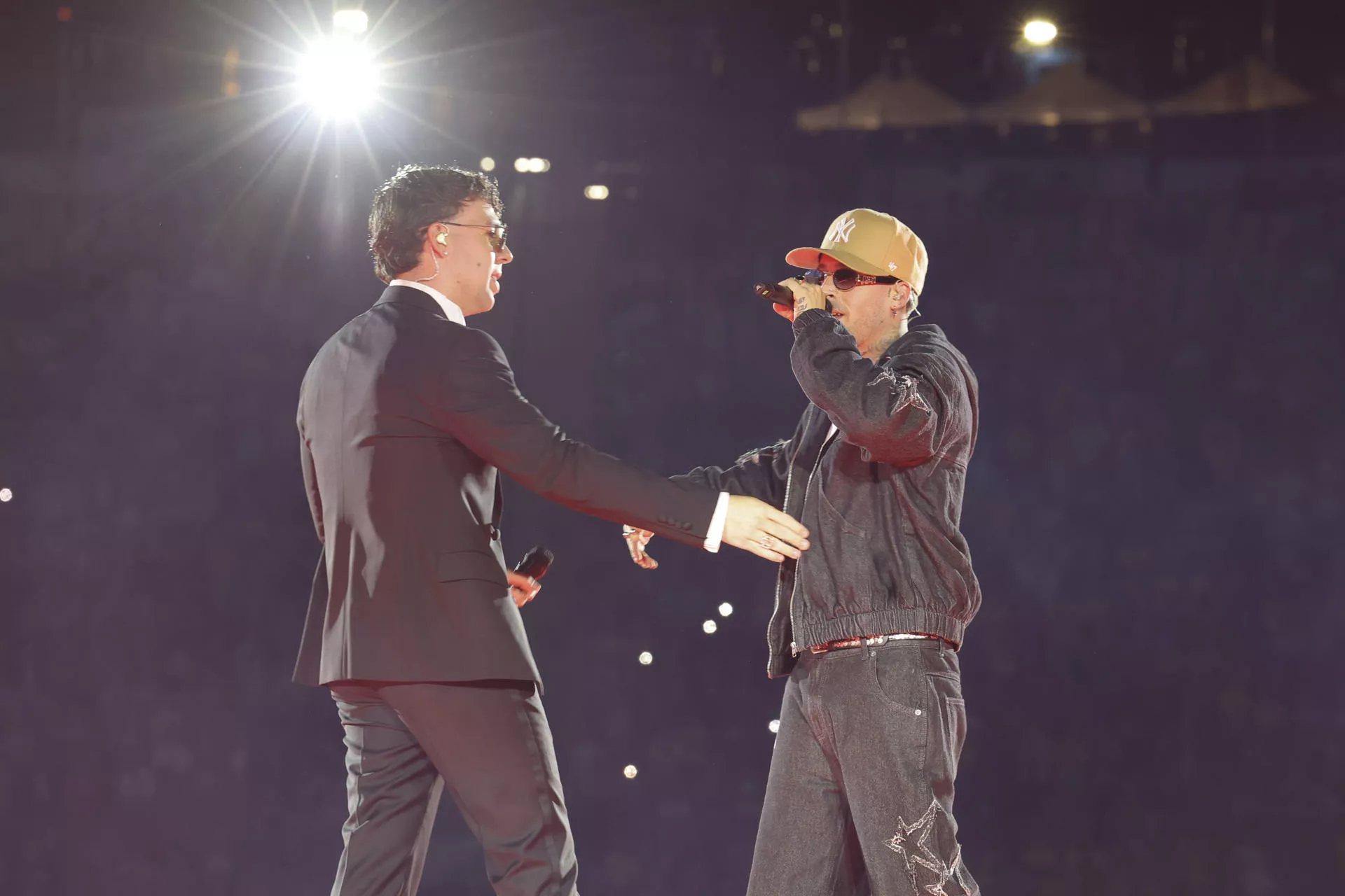 Quevedo comparte escenario con Maikel Delacalle. / ELVIRA URQUIJO A.-EFE