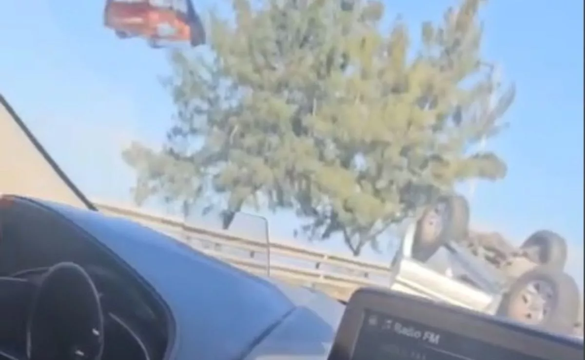 Estado en el que quedó uno de los coches en un accidente múltiple en la GC-1, a la altura de Jinámar, con un herido grave y dos leves. / AH