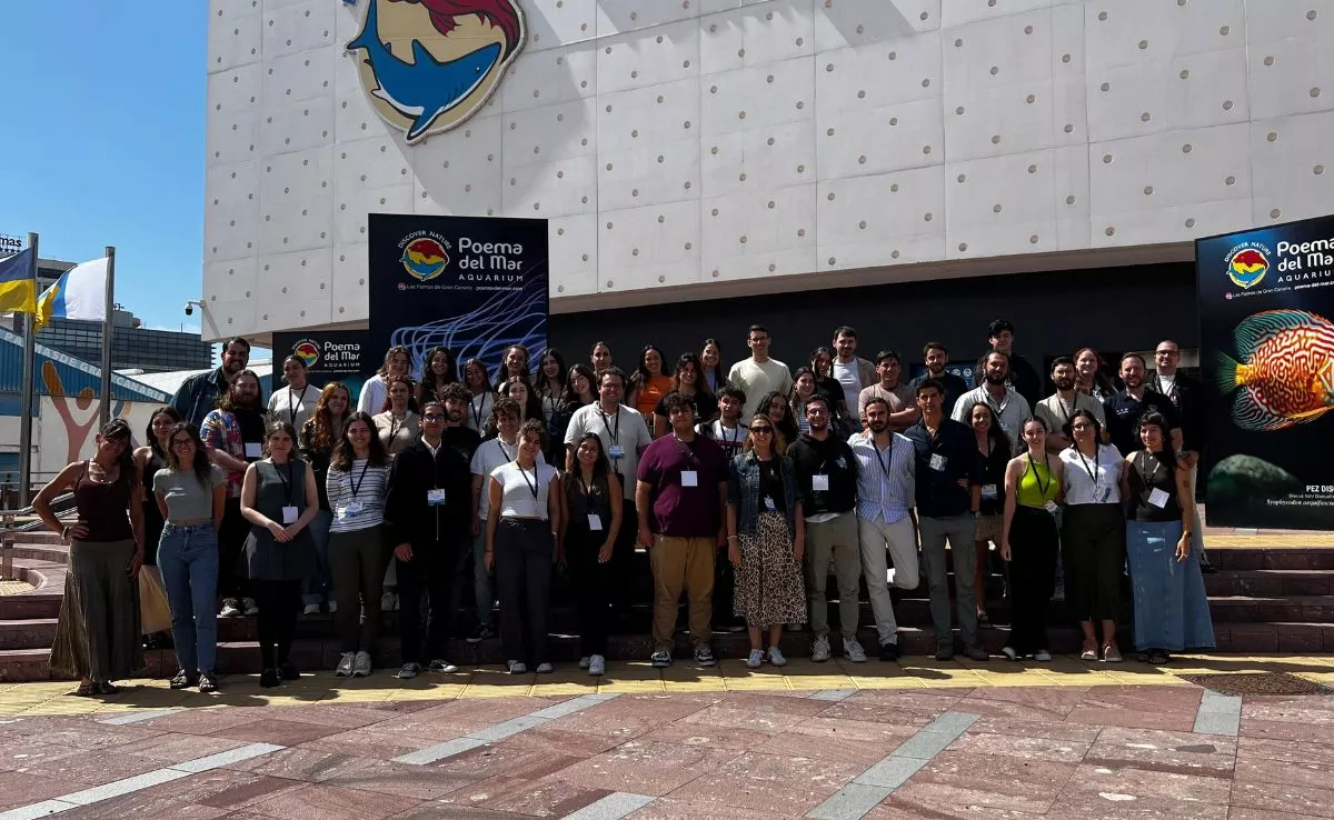 Foto de familia con los ponentes y asistentes al primer Congreso de Medicina, Investigación y Conservación de Fauna Marina que celebra el Acuario Poema del Mar en Las Palmas de Gran Canaria. / AH